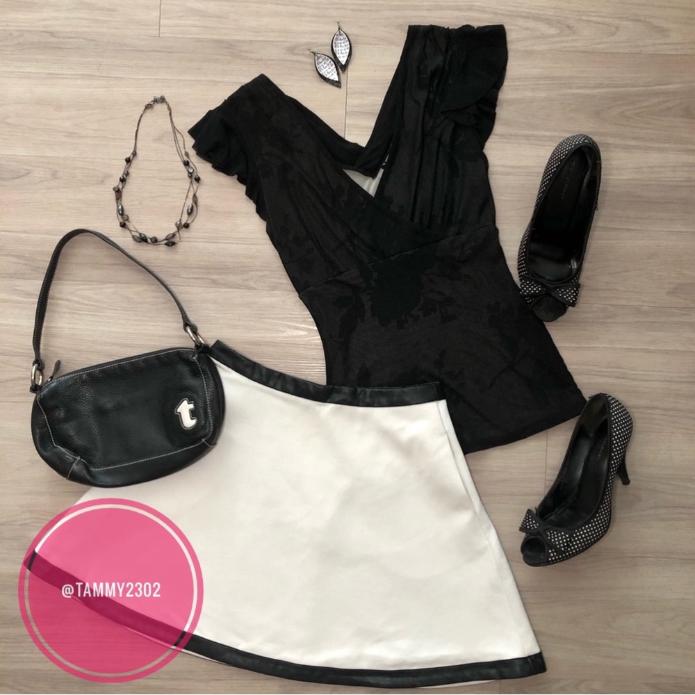 COPY - Banana Republic white/black skirt with pockets!